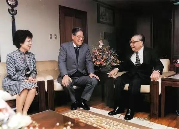 “两蒋”时代，台湾人都认为自己是中国人，因为“教纲”上写着呢！我们要统一。
  