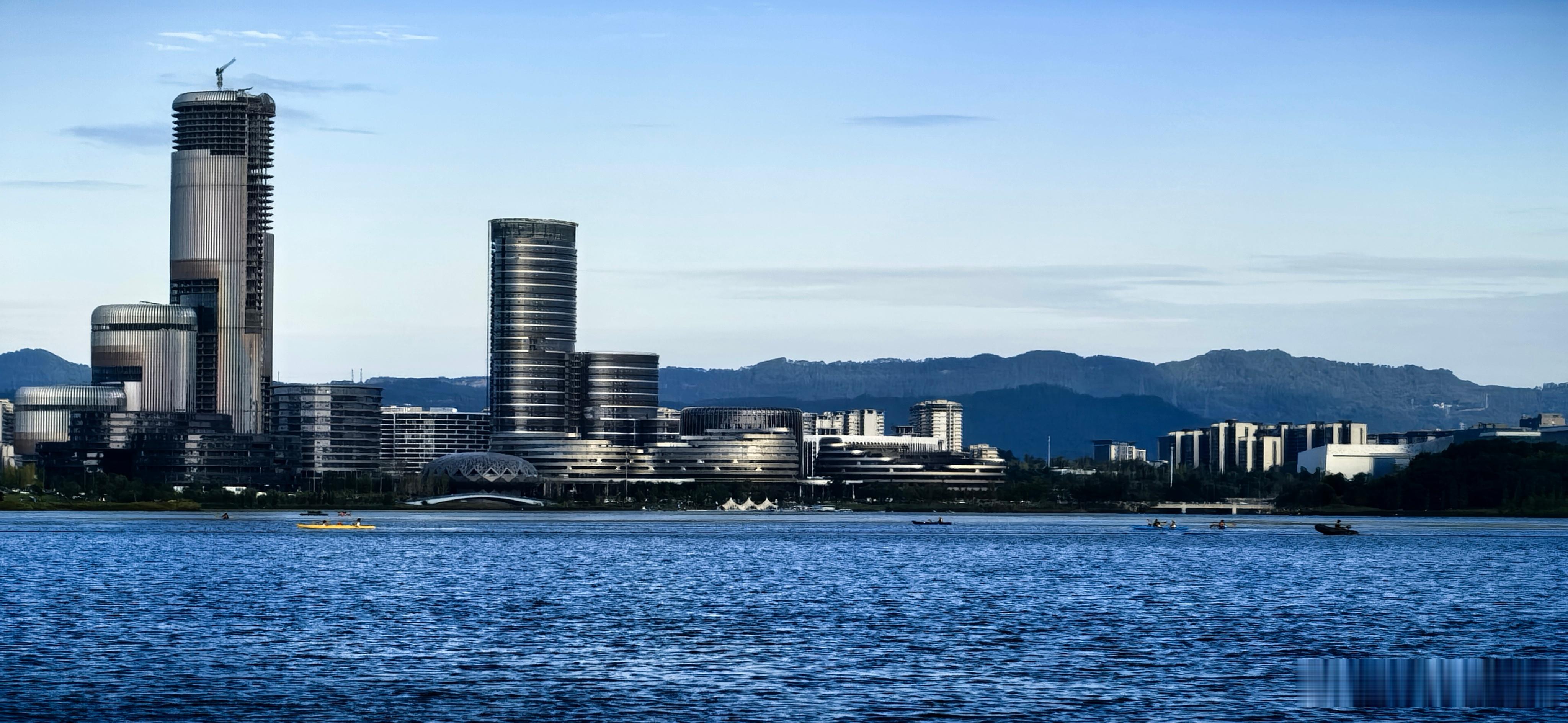 宽窄思语 《兴隆湖国庆赋》时维国庆，序属三秋。天府之南，有湖名兴隆。澄波万顷，接