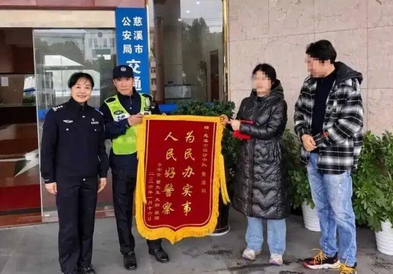 近日，李女士驾车行驶至胜陆高架时突发不适，向执勤辅警鲁迪科求助。鲁迪科迅速摆放警