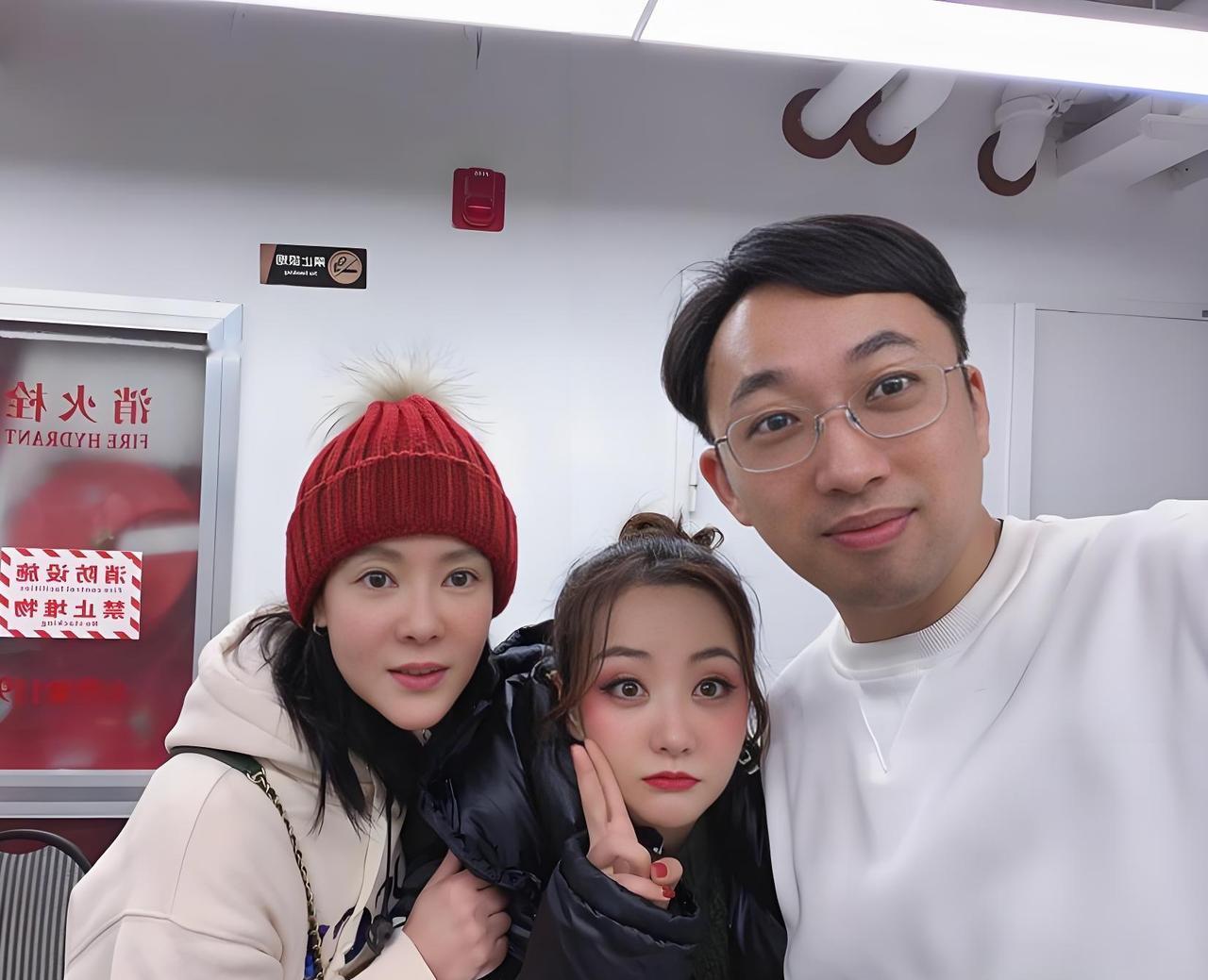 中间的杨蓉小脸红扑的大眼睛真漂亮？
右边是于正，左边带着红色帽子是谁？