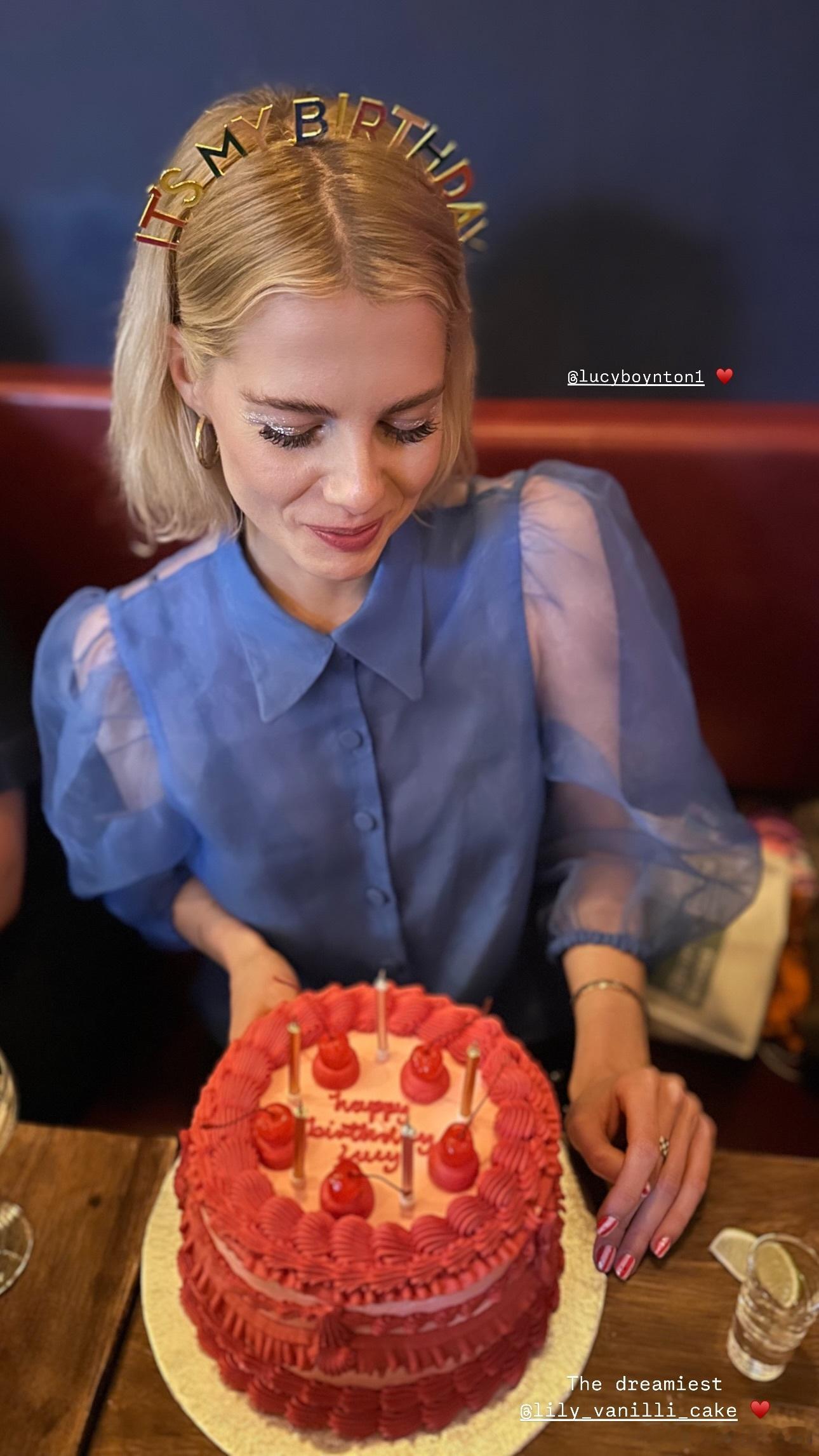 lucy boynton 露西宝通为自己庆祝31岁的生日，并分享了美美的生日照?