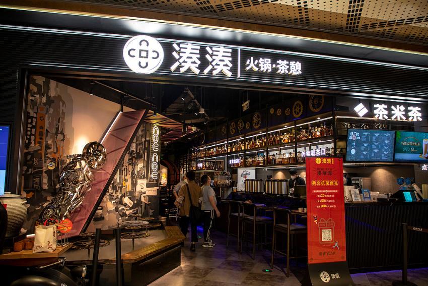 隐患彻底暴露，藏不住了！
8月1日，北京，中国新闻周刊消息，湊湊火锅杭州门店被曝