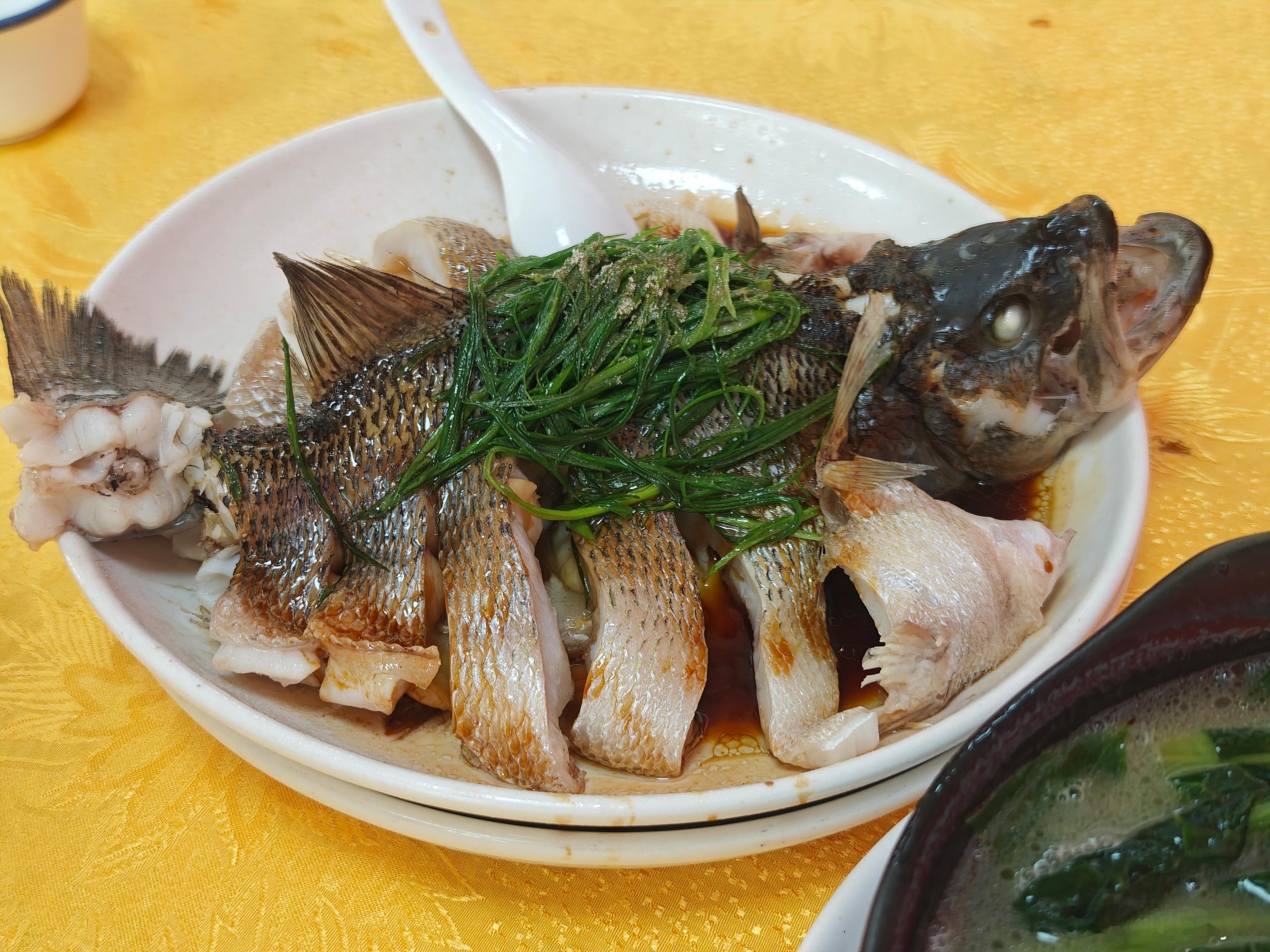 美食分享 坐高铁之前，来江天鸡饭店吃个午饭。咕噜肉、油焗鸡肾、胡椒猪肚汤、清蒸鲈
