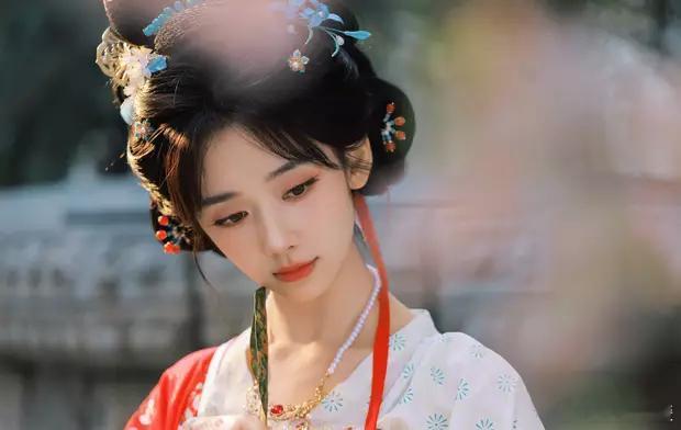 分享娱乐[超话]分享娱乐 王影璐披毛绒披风少女感十足， 手拎果篮活泼灵动 ​​​