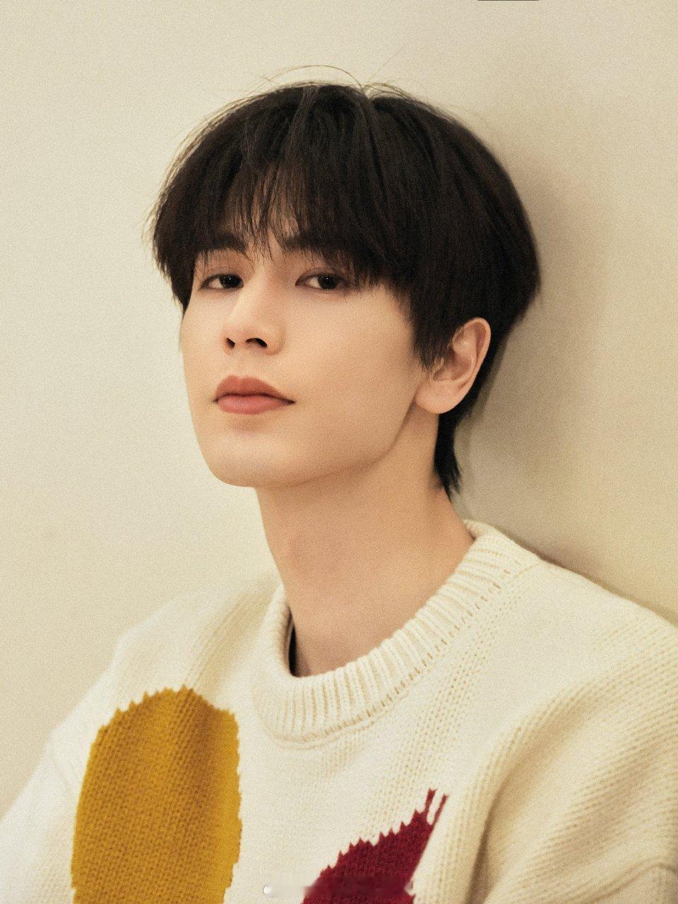 张凌赫除夕营业，顺毛好乖