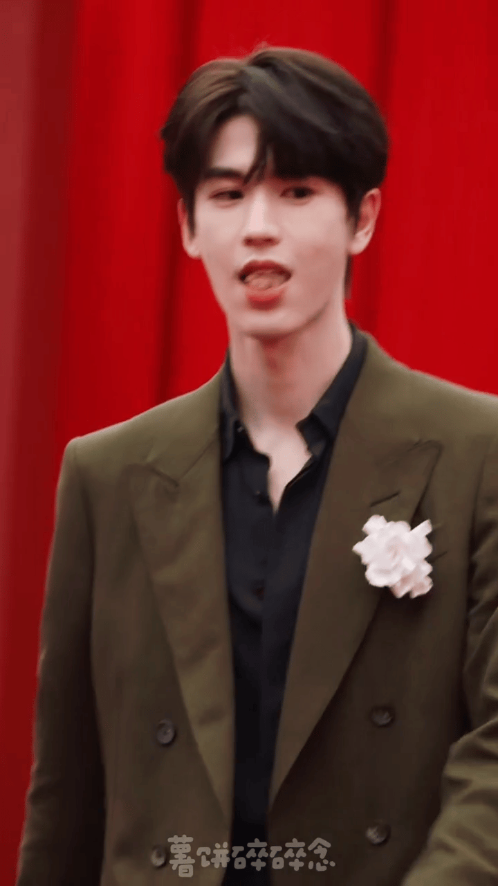 张凌赫是来搂席的吧谁能拒绝一个揣着橘子走红毯的帅哥啊！张凌赫也太可爱了吧 