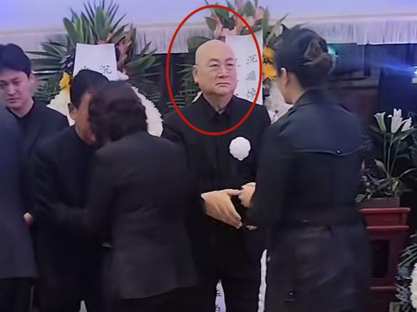 陈丽华追悼会，迟重瑞真的太让人心疼了。
4月9号，陈丽华的追悼会在八宝山殡仪馆东