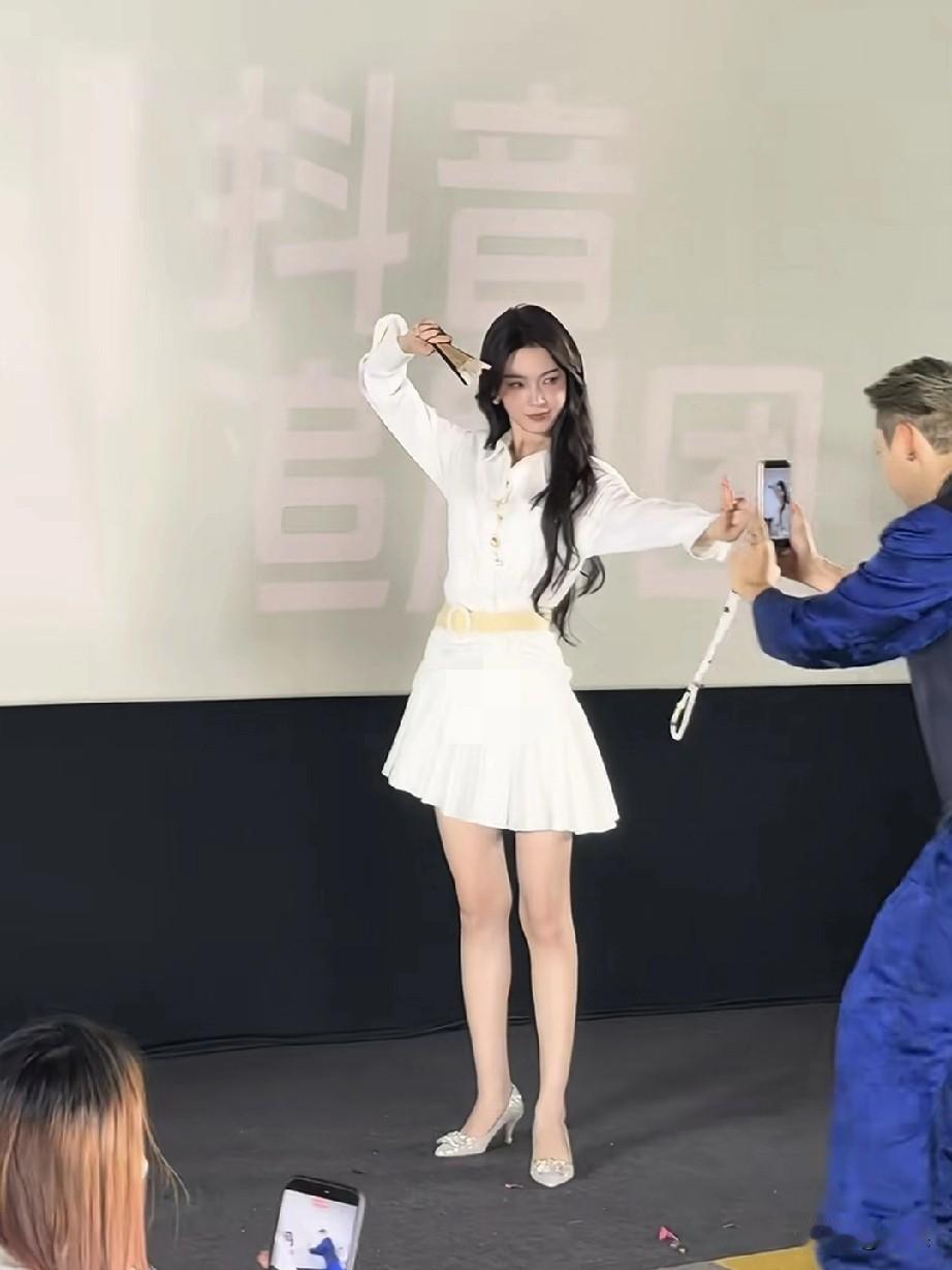 陈瑶白色裙
