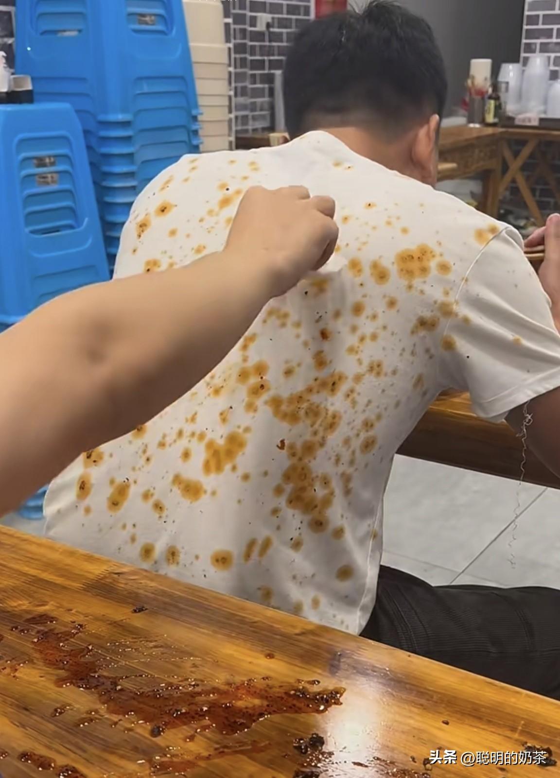 说实话真不是我弄的，是面汤弄的。我只是好心帮忙给擦擦！