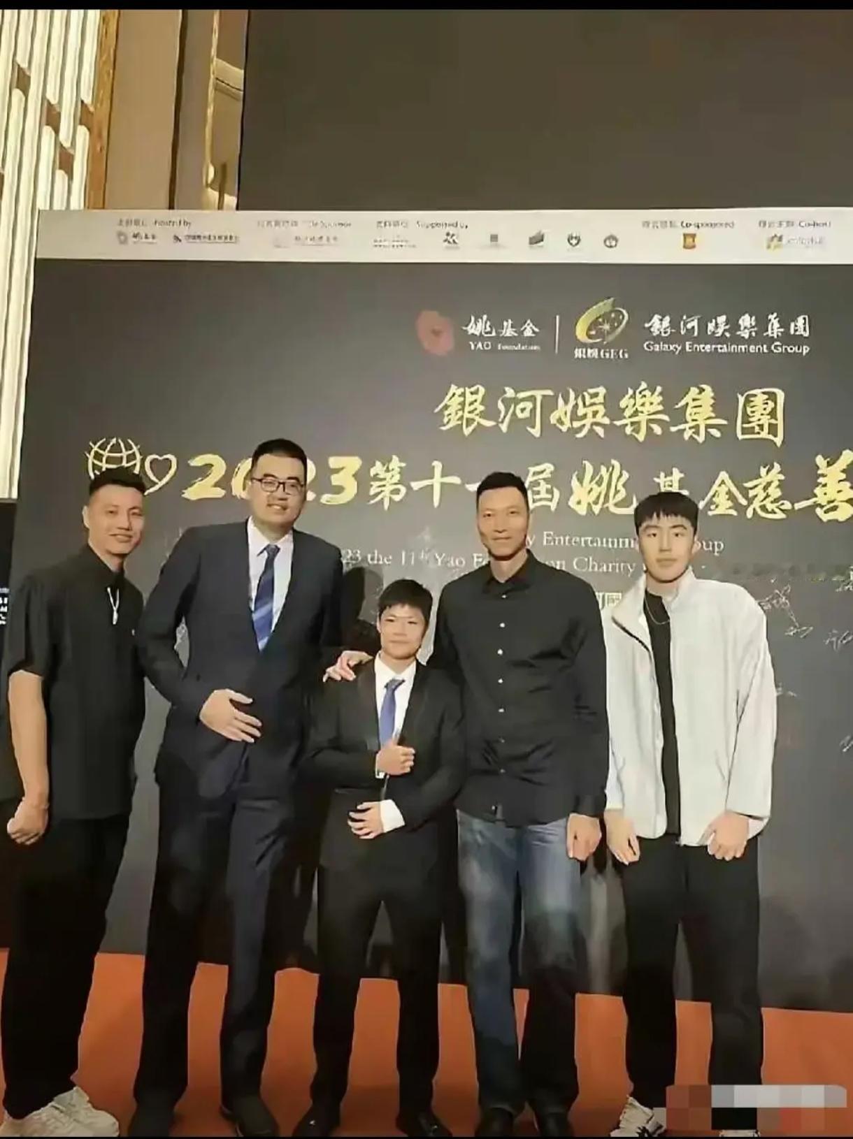 苏炳添和张兆旭、易建联等打篮球的站一块，个子是差距大。比较事业，比较贡献值，苏炳
