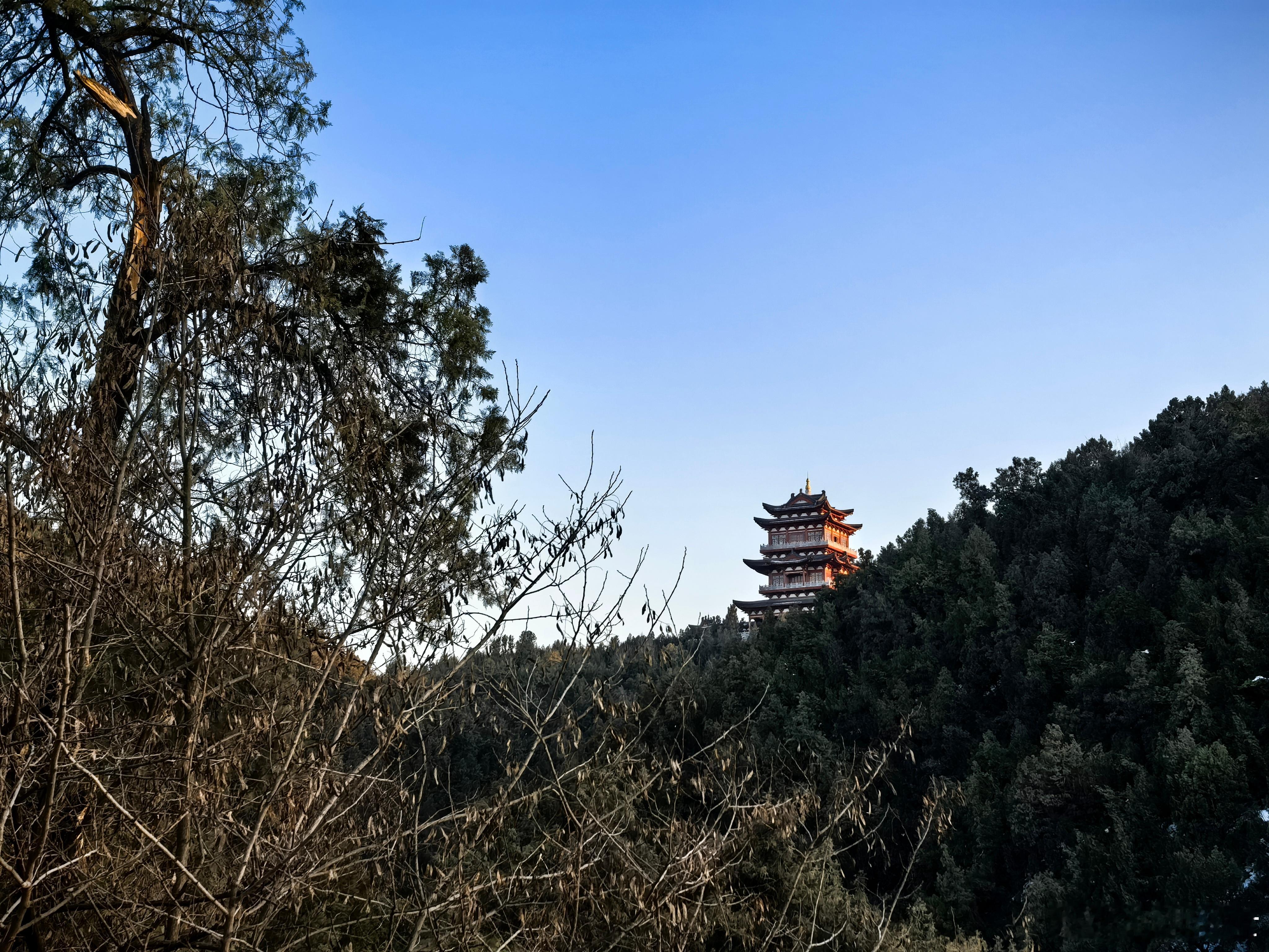 药王山，位于陕西省铜川市耀州区城东1.5公里处，本名五台山，因唐代著名医学家孙思