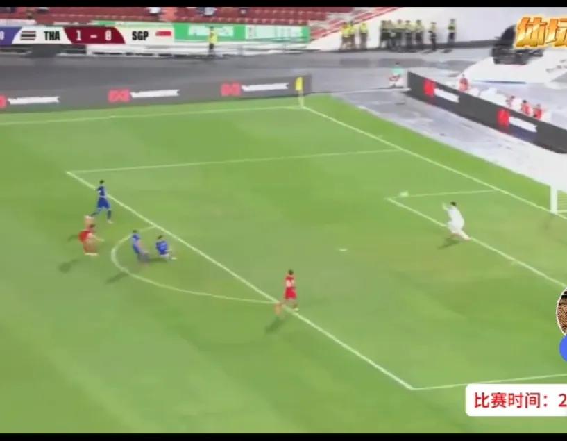 中国男足客场0:1负于韩国队，泰国3:1新新加坡队。如此算来中国与泰国净胜球相同