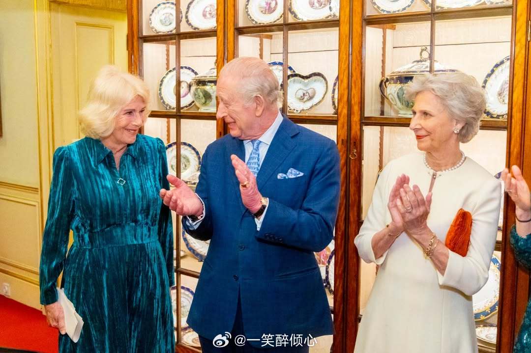 英国王室  【补图】2026年3月25日，卡米拉王后在伦敦克拉伦斯宫为王后阅览室