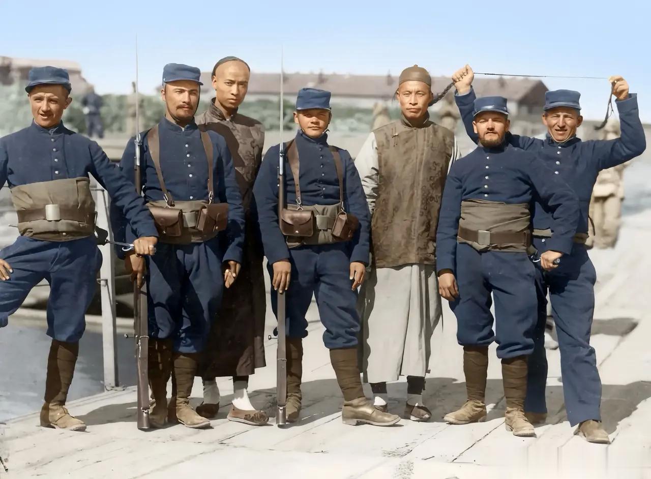 1900年，八国联军中的5名法军士兵拉着两名清朝男子合影。那个时候，西方人的身高