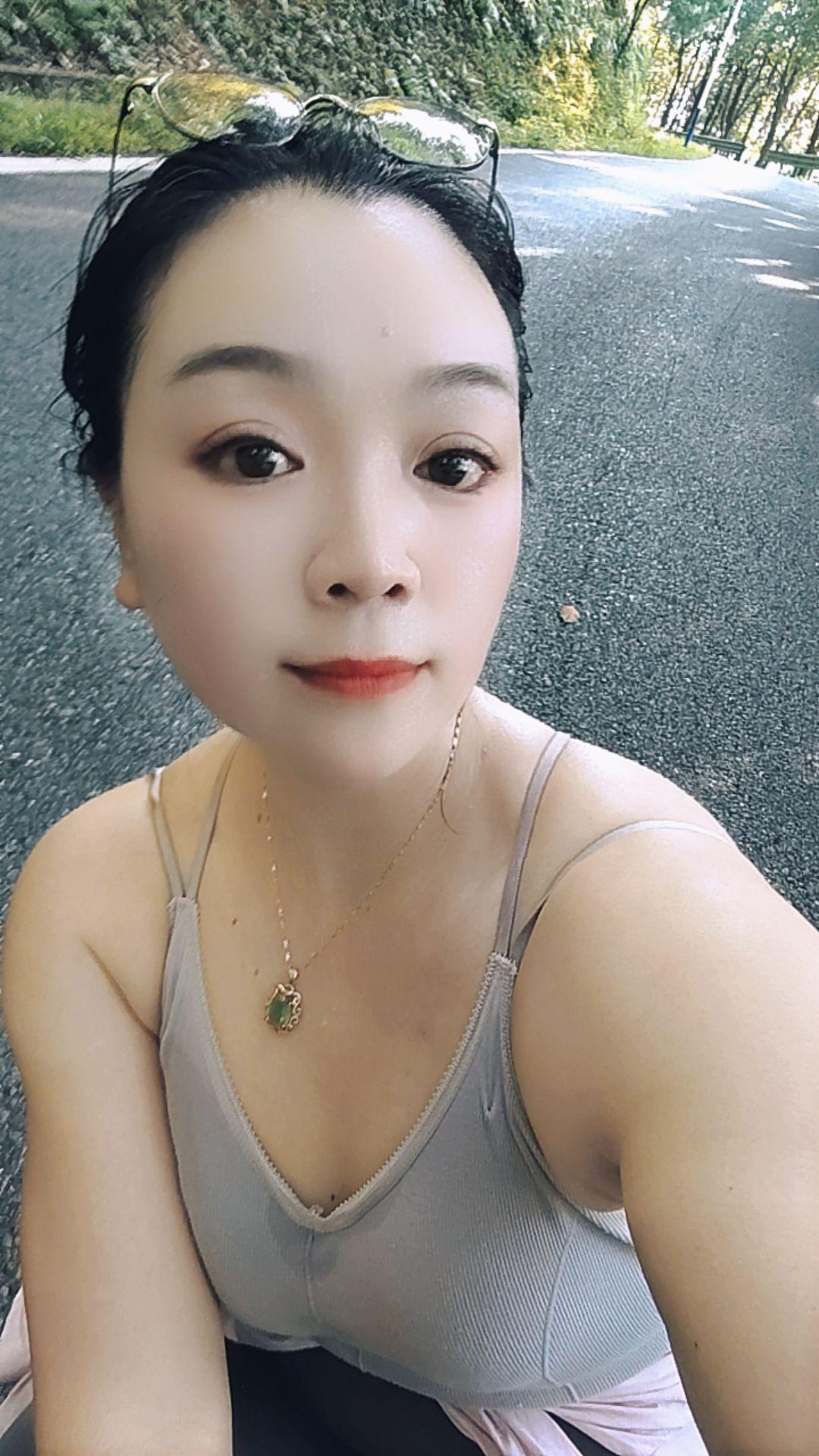 在路边自拍，天气不错哦！