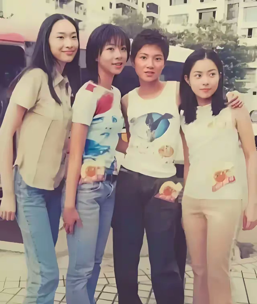 照片里这四位看似普通的女孩，后来全都成了家喻户晓的明星，你认识她们吗？