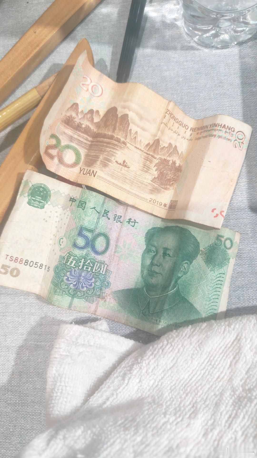 昨晚自费住旅店，老师获悉却不肯。悄然塞下二纸钞，旅店转交倍汗颜。 
