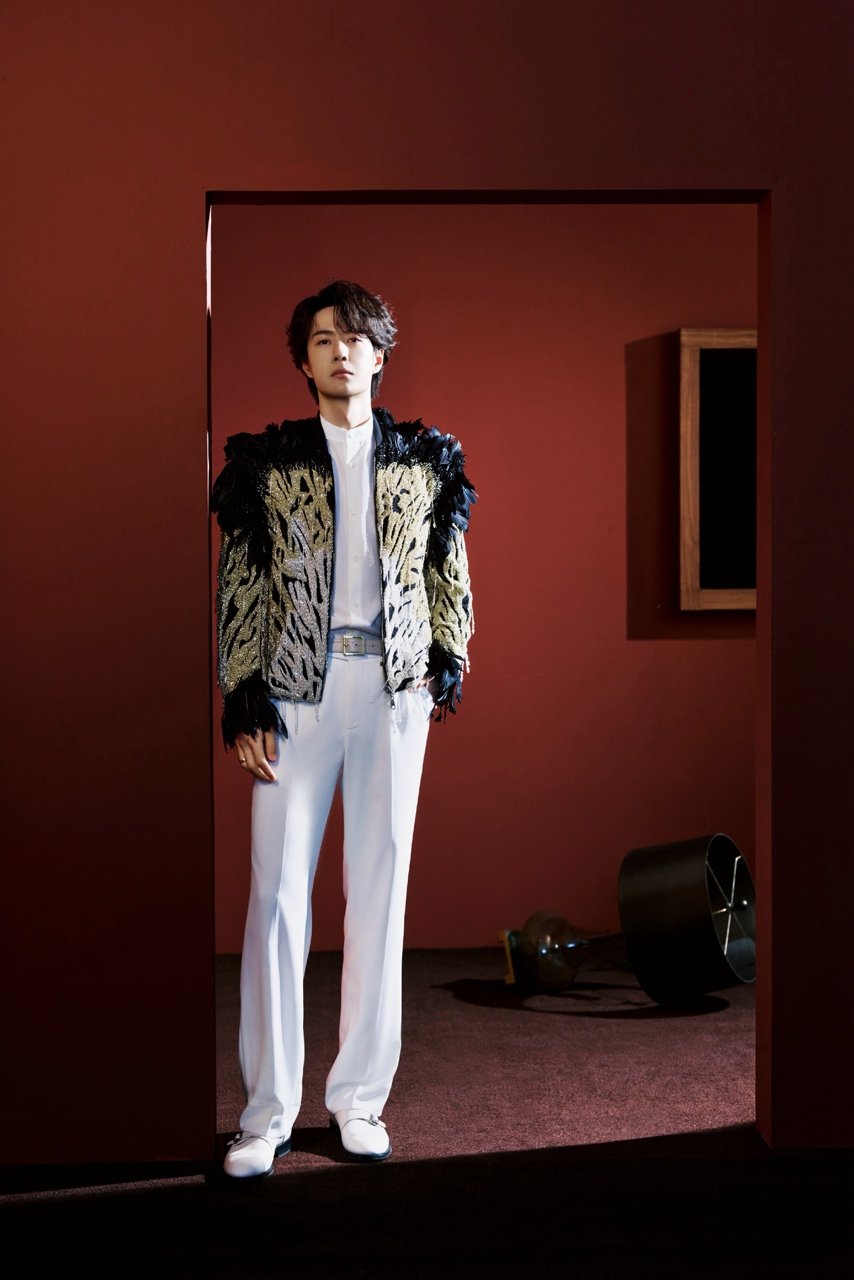 王一博踏春风王一博闪耀羽毛西装王一博闪耀羽毛西装 