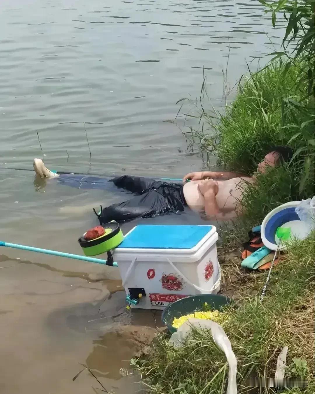 既钓到了鱼，又可以降温避暑，真

是个一举两得的好办法！