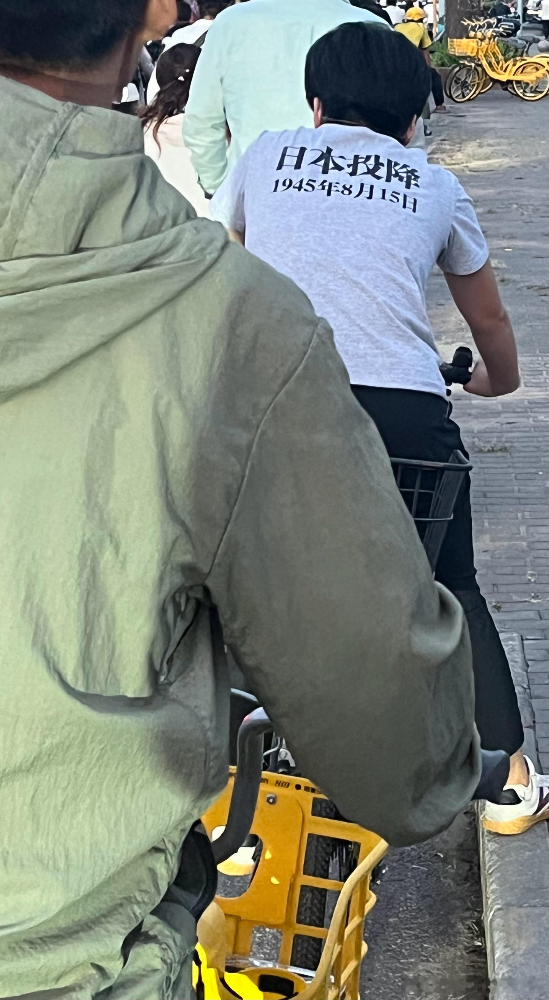骑车看到前面的小哥穿了件很有个性的T恤。 ​​​