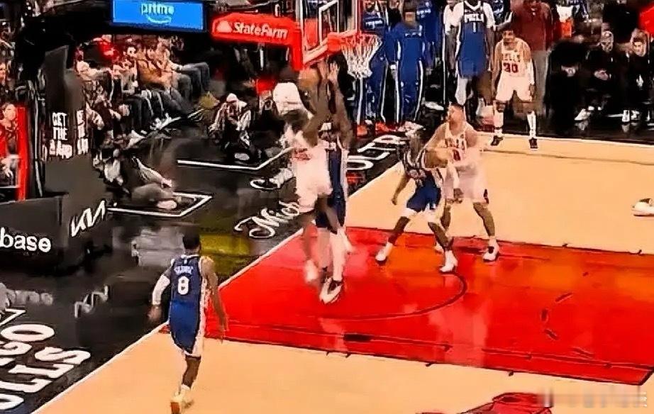 乔治和恩比德真是来搞笑的！在今日公牛对阵76人的末节比赛中，杰伦-史密斯加速突破