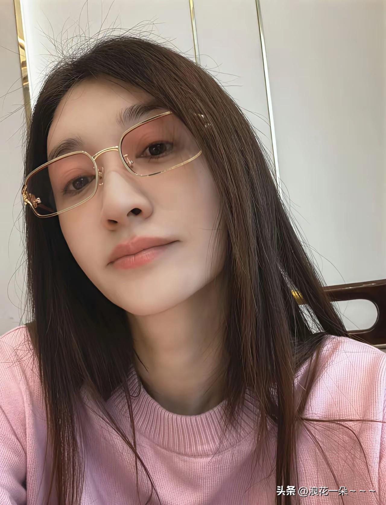 想问大家一下，
李小冉现在单身了都一年了！那么，接下来她还会不会继续单下去？
