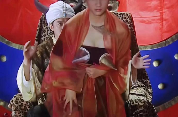 这是什么剧？不光造型辣眼睛，这个动作也没眼看👀 