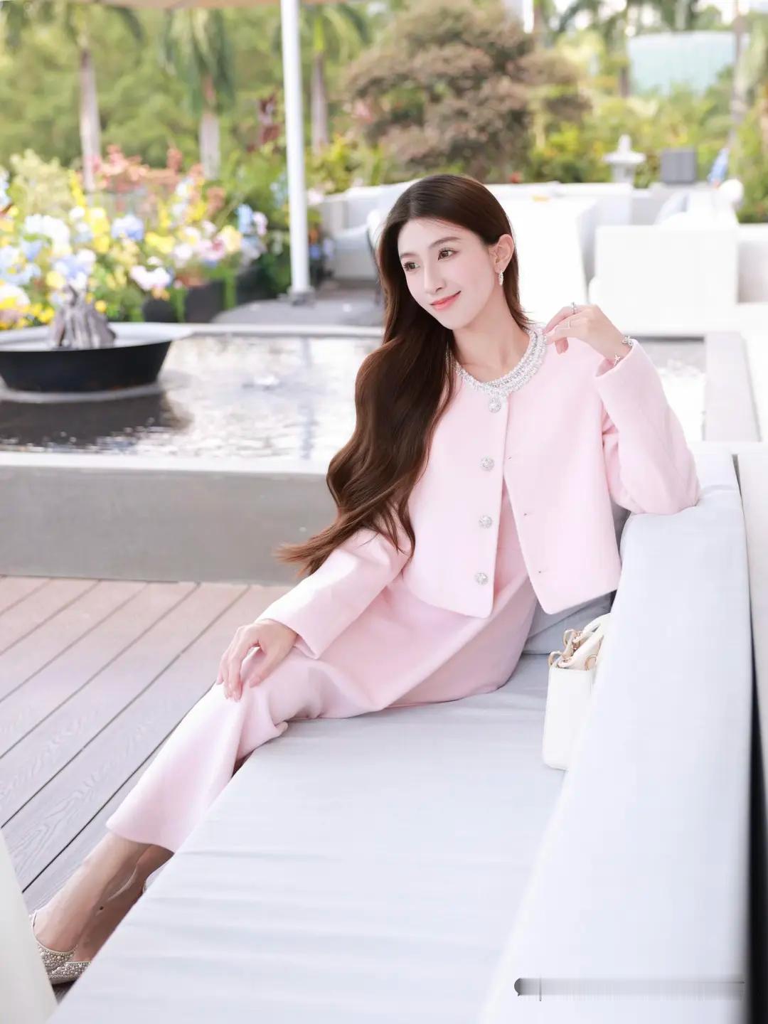 颜值cos:春日粉樱俏外套，珍珠领口温柔奢华梦