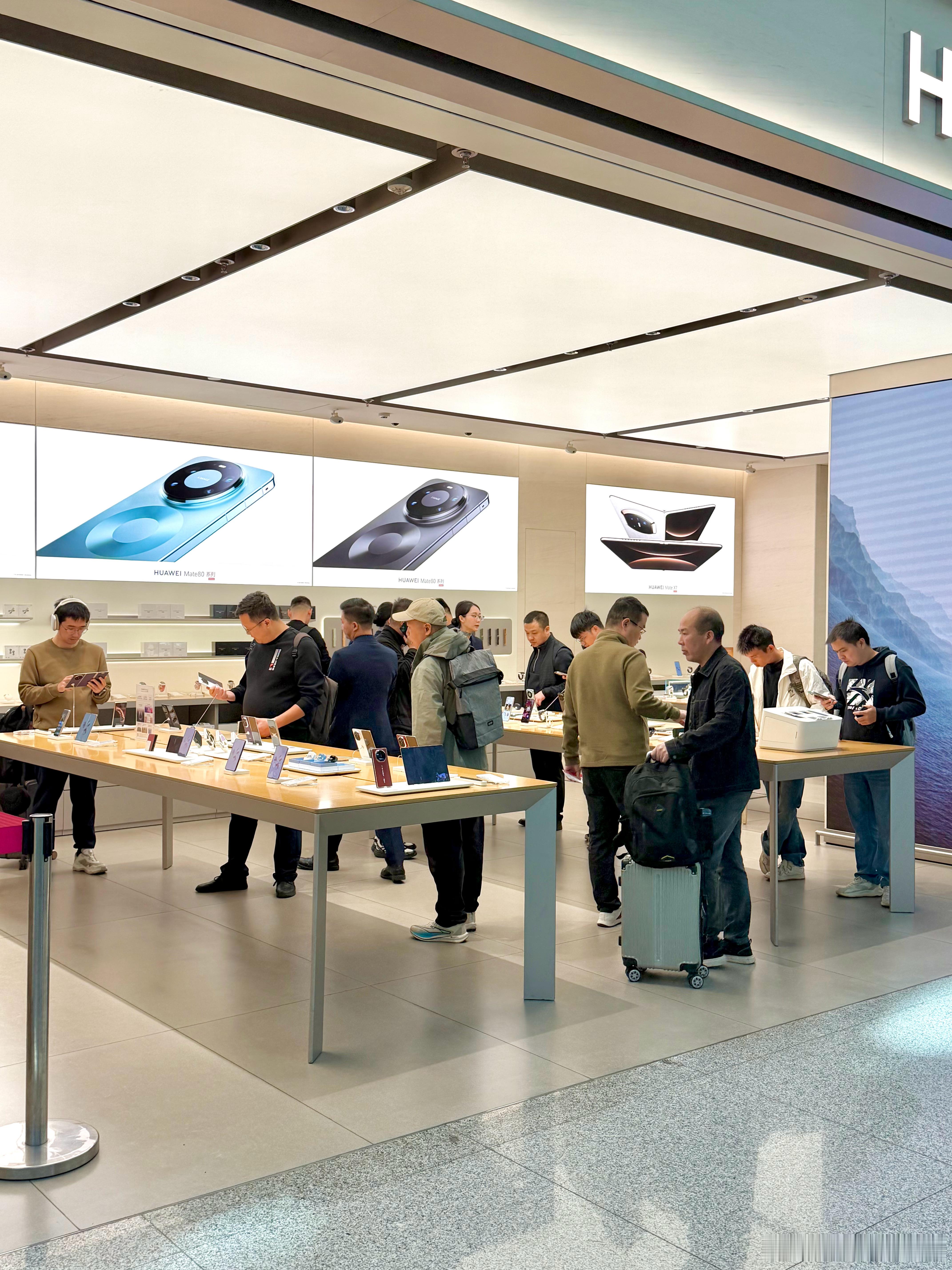 华为Mate80线下销售盛况华为Mate 80系列今天正式开售，前面几张是我刚在