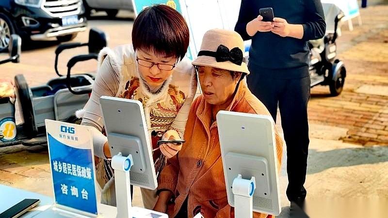 甘肃有些试点村的城乡居民养老保险参保率，去年直接从72%飙到了96%。
连以前总