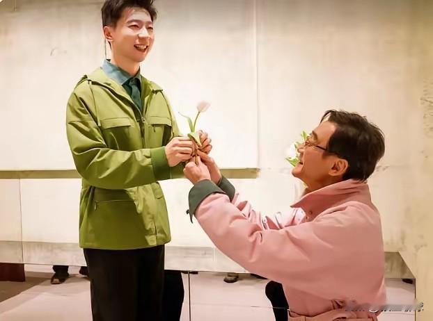 马龙为什么受大家喜欢?
 
影帝梁家辉见到马龙时，放下所有光环，单膝递上一束郁金