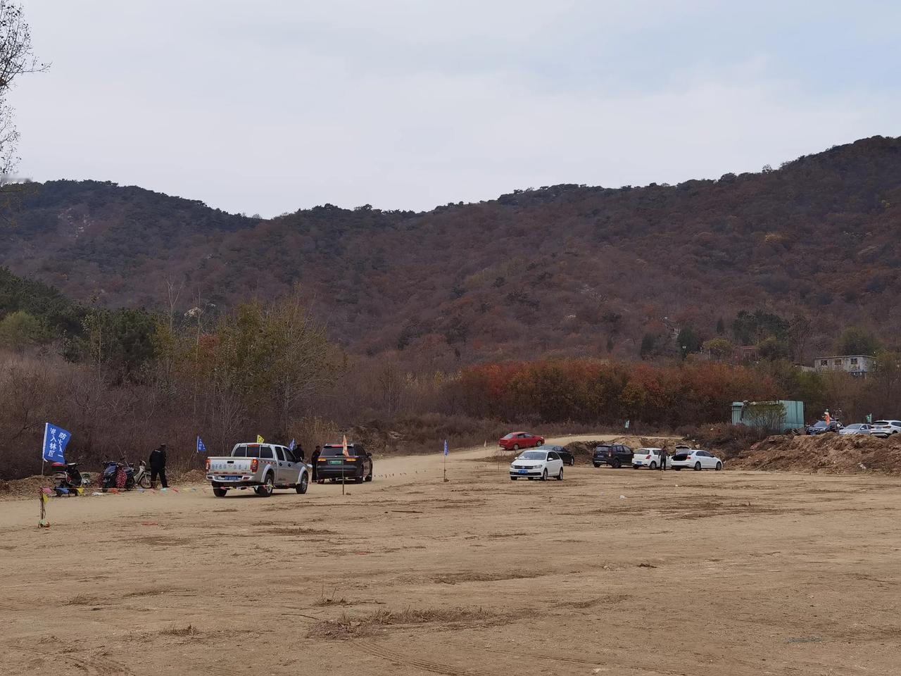 莱州寒同山停车场，比较简陋，但收费标准没有降。