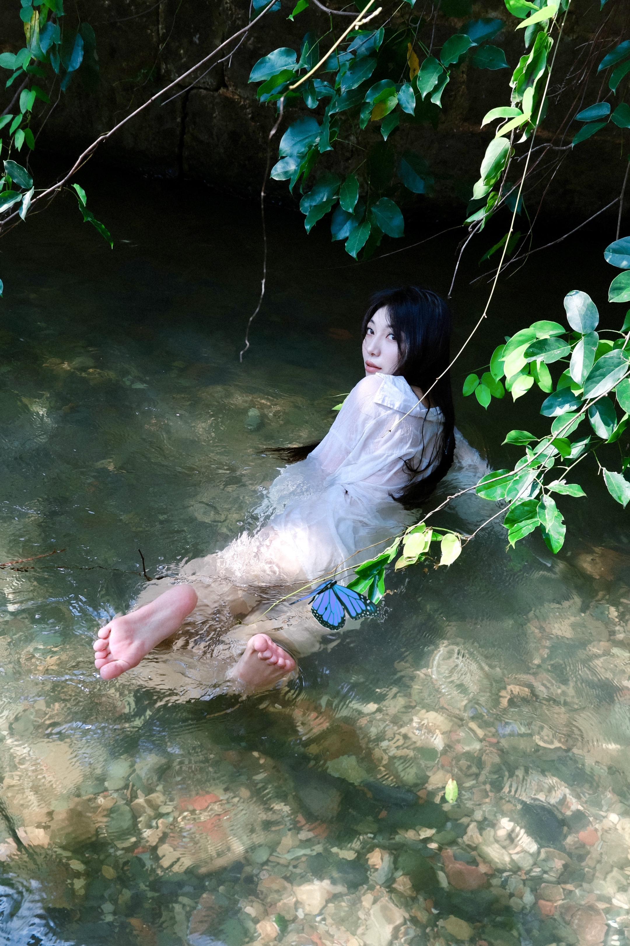 阳光透过｜少女夏日的清凉 静谧时光。《少女户外水里拍照》 模特