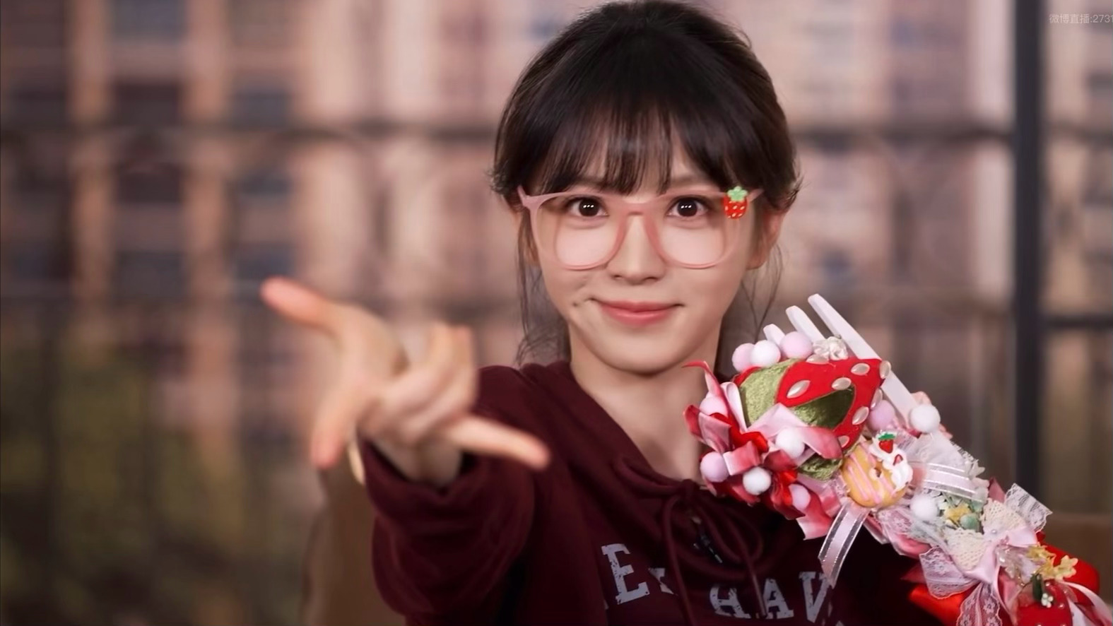 哎呦老婆萌之！萌之！给细微宇宙不解释！田曦薇戴草莓眼镜拍照 田曦薇直播 ​​​