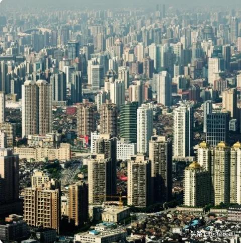 改变农民种地收入低的状况，就是将农民变成固定的城市人口，所有城市群扩大，大力提高