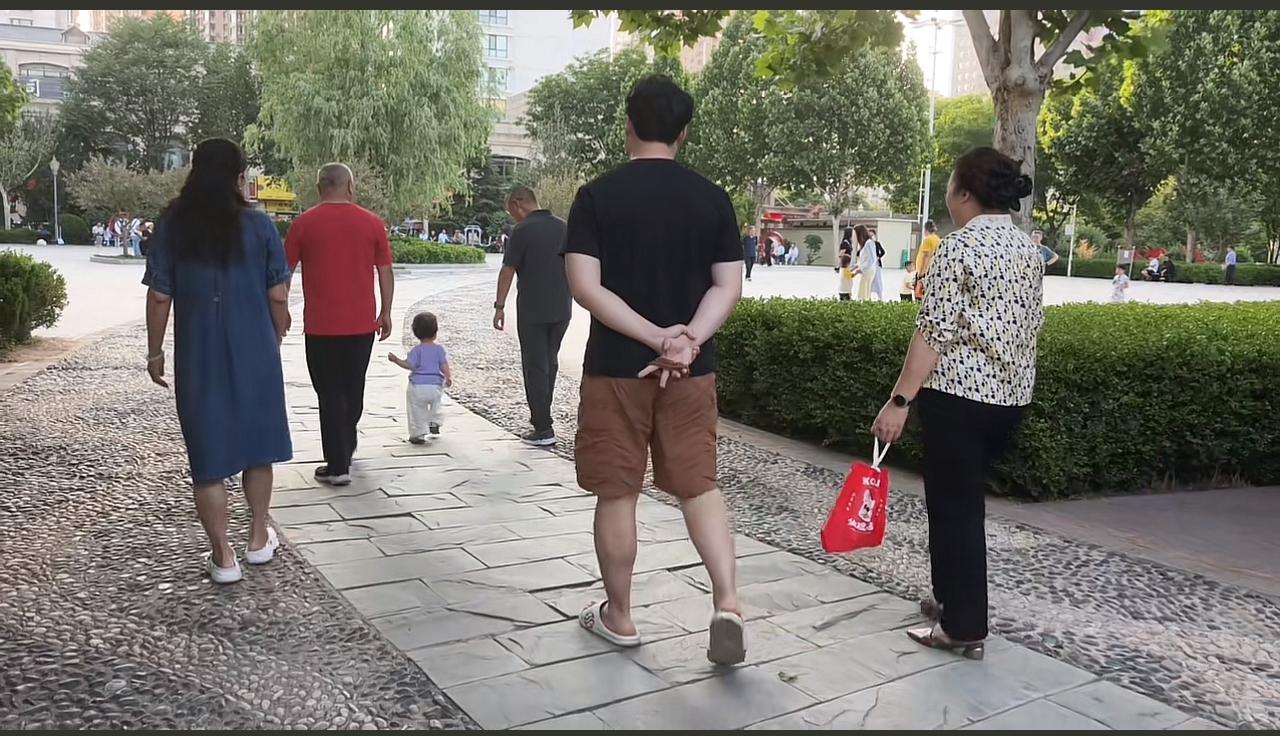 这才是一家人的掌上明珠！小公主遛弯，后面跟着最少六个大人，还都争着疼爱她关注她。