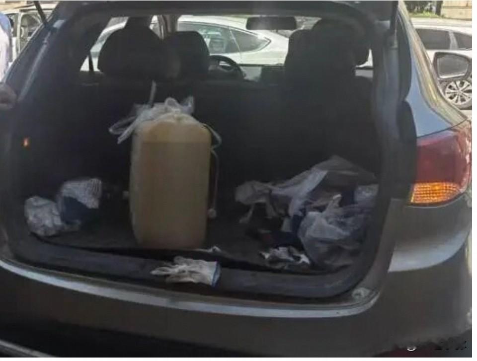 后备箱藏柴油？大连连抓两起“黑加油车”，别让爱车变“炸弹”！

油价一涨，有些车