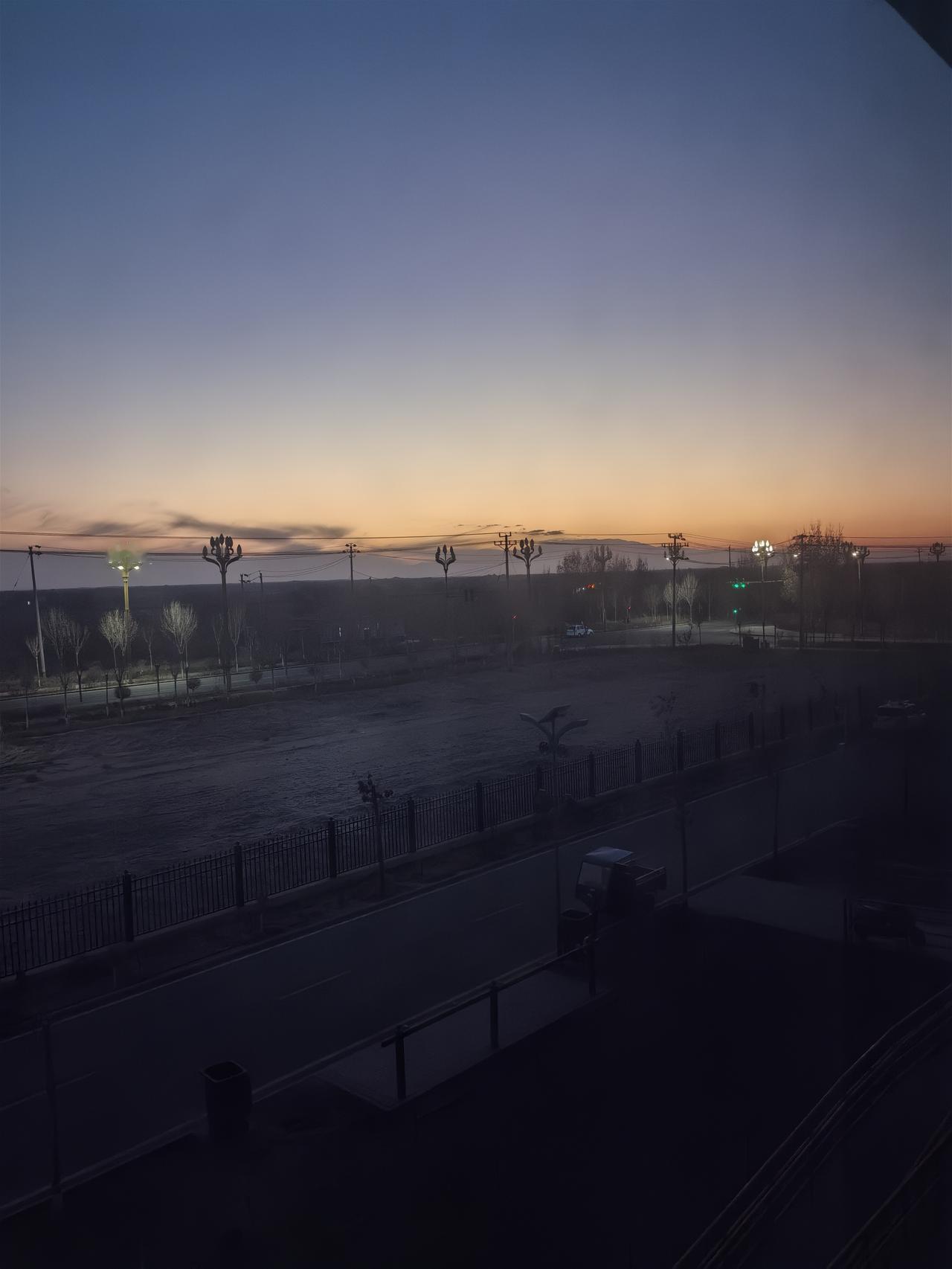 《晚霞》
晚上下班随手拍，
远处昆仑晚霞红。
如若想去昆仑山，
正南驱车百十里。