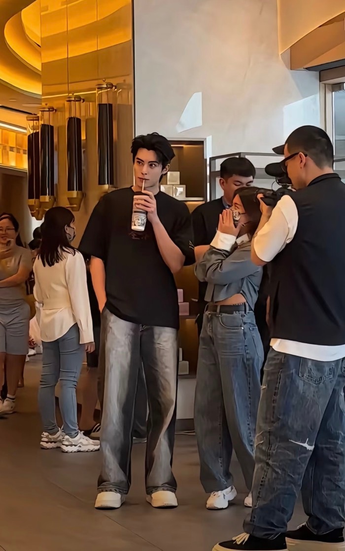 想去霸王茶姬摇奶茶2026年4月14日网友在上海霸王茶姬偶遇朴宝剑，店员还获得了