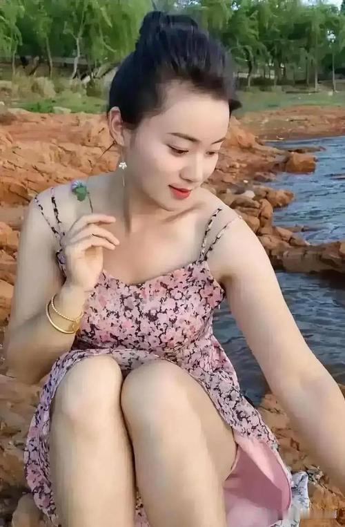 谁懂啊，穿条碎花裙往红石滩一坐，随手就是夏日电影感
没人告诉过我，一条碎花吊带裙