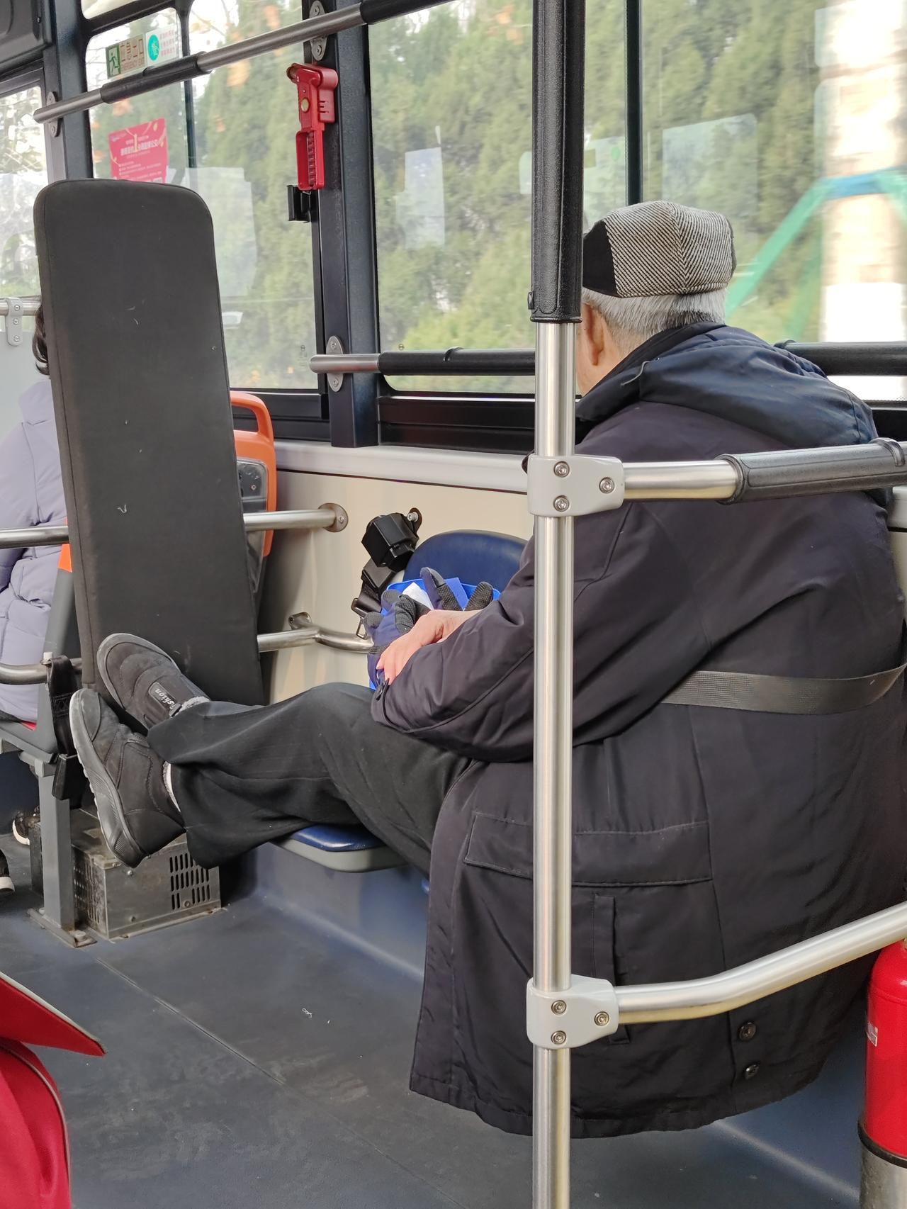 济南公交车有老百娃私家车之美誉。老百姓的私家车可不是这位老者的个人专车呀，不拿自