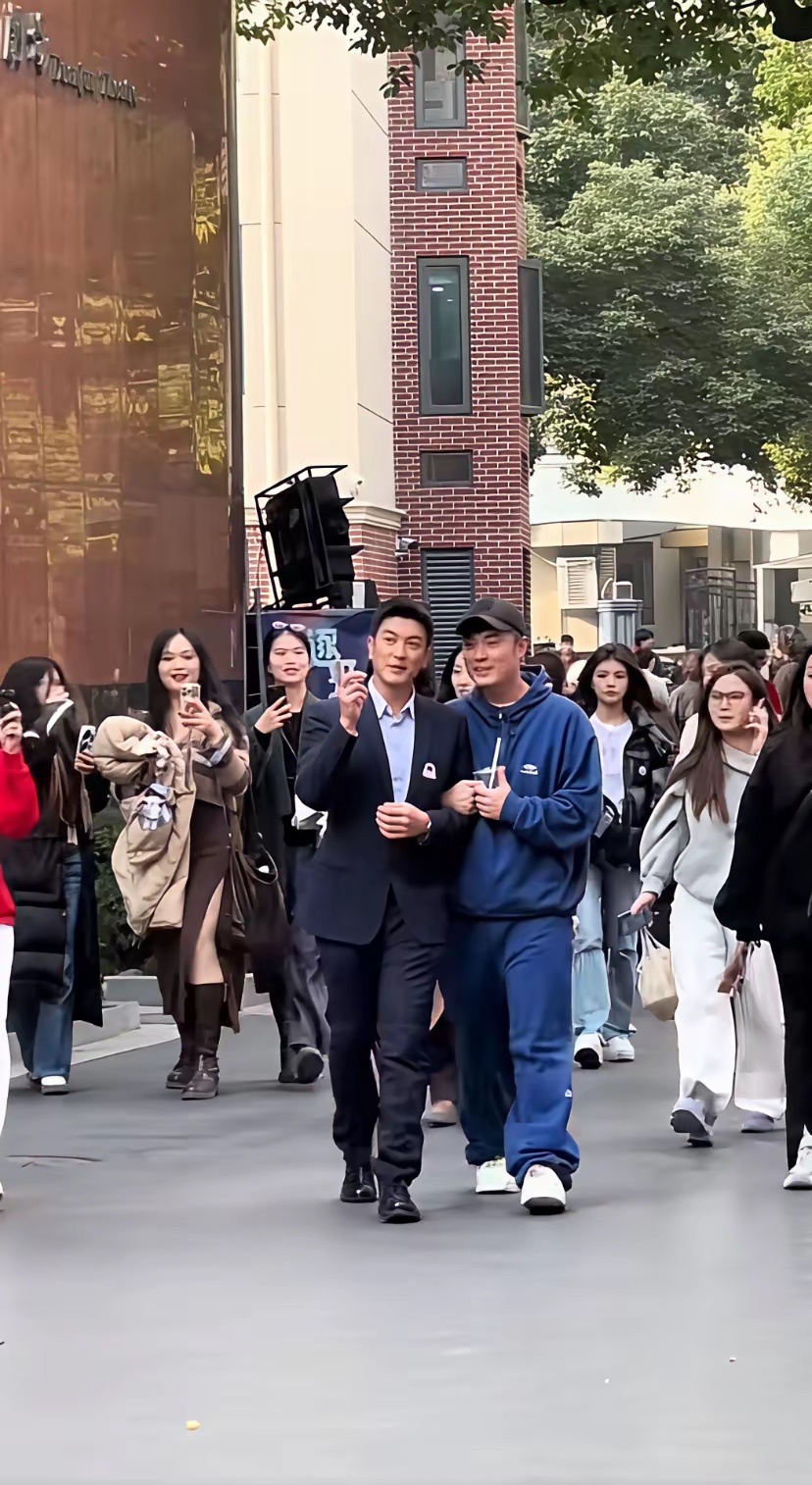 陈赫搂杜江，搂出了霍思燕的感觉。 