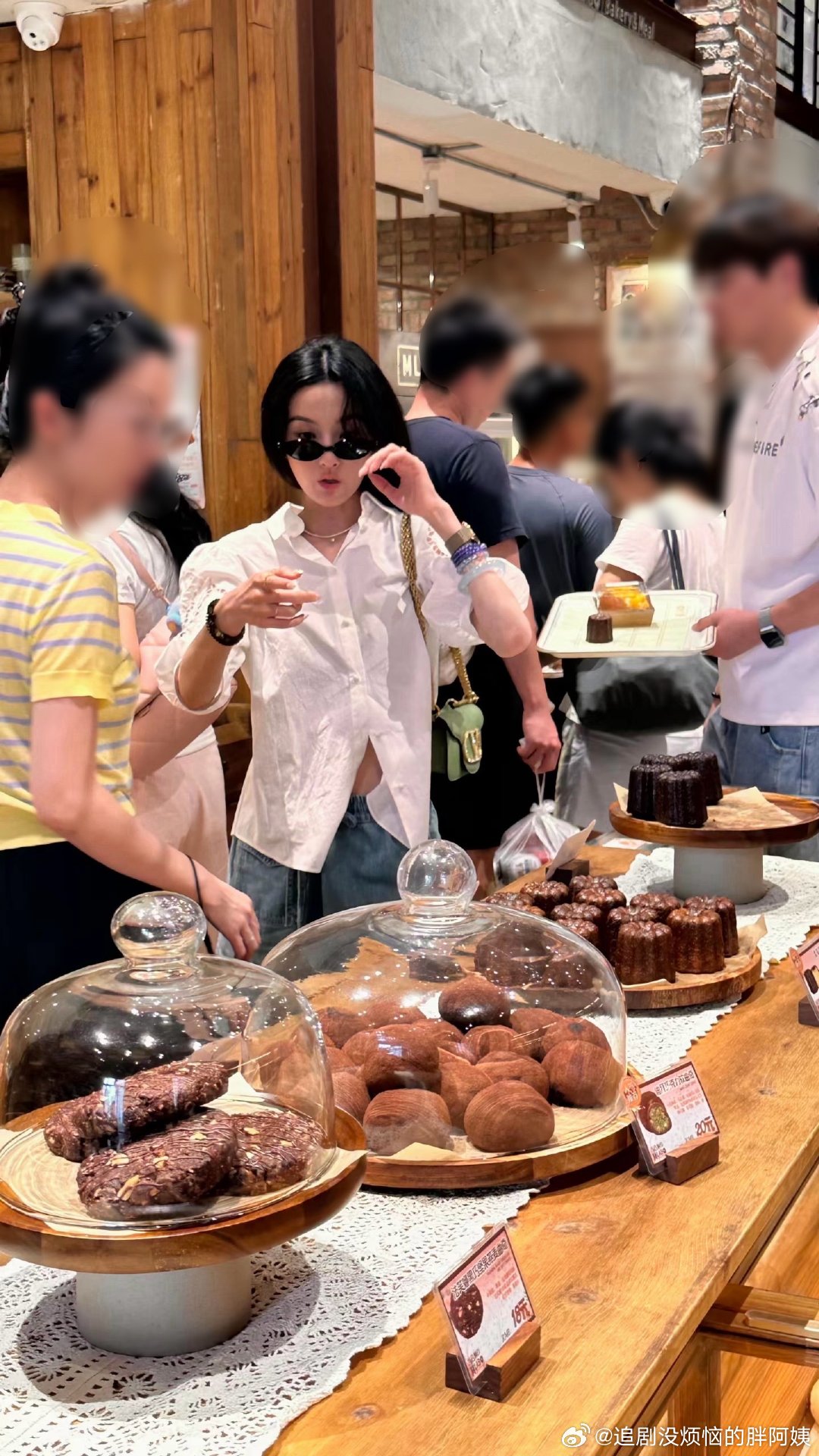 买面包偶遇宋祖儿网友买面包偶遇宋祖儿！网友买面包偶遇宋祖儿