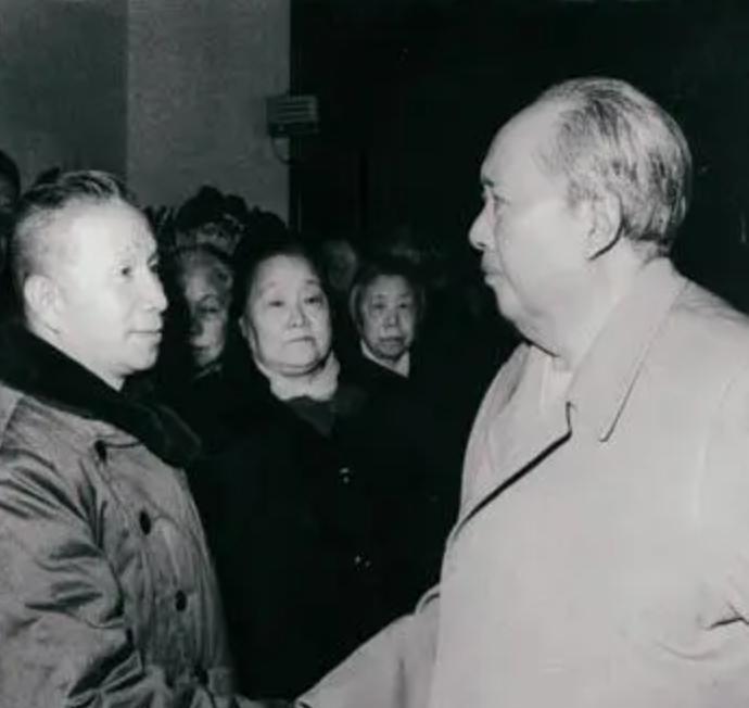 1959年粟裕参加中央会议时，毛主席特意向他解释：粟裕的事情确实不能怪我呀，你要