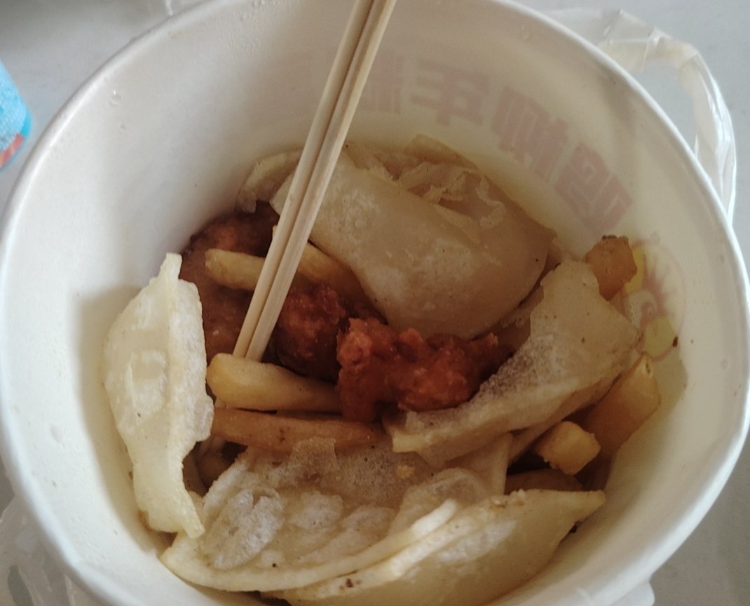 我的天爷啊正新鸡排你阴不阴本来盒子就够小了，还就给装了一个底部怎么不直接抢钱啊 