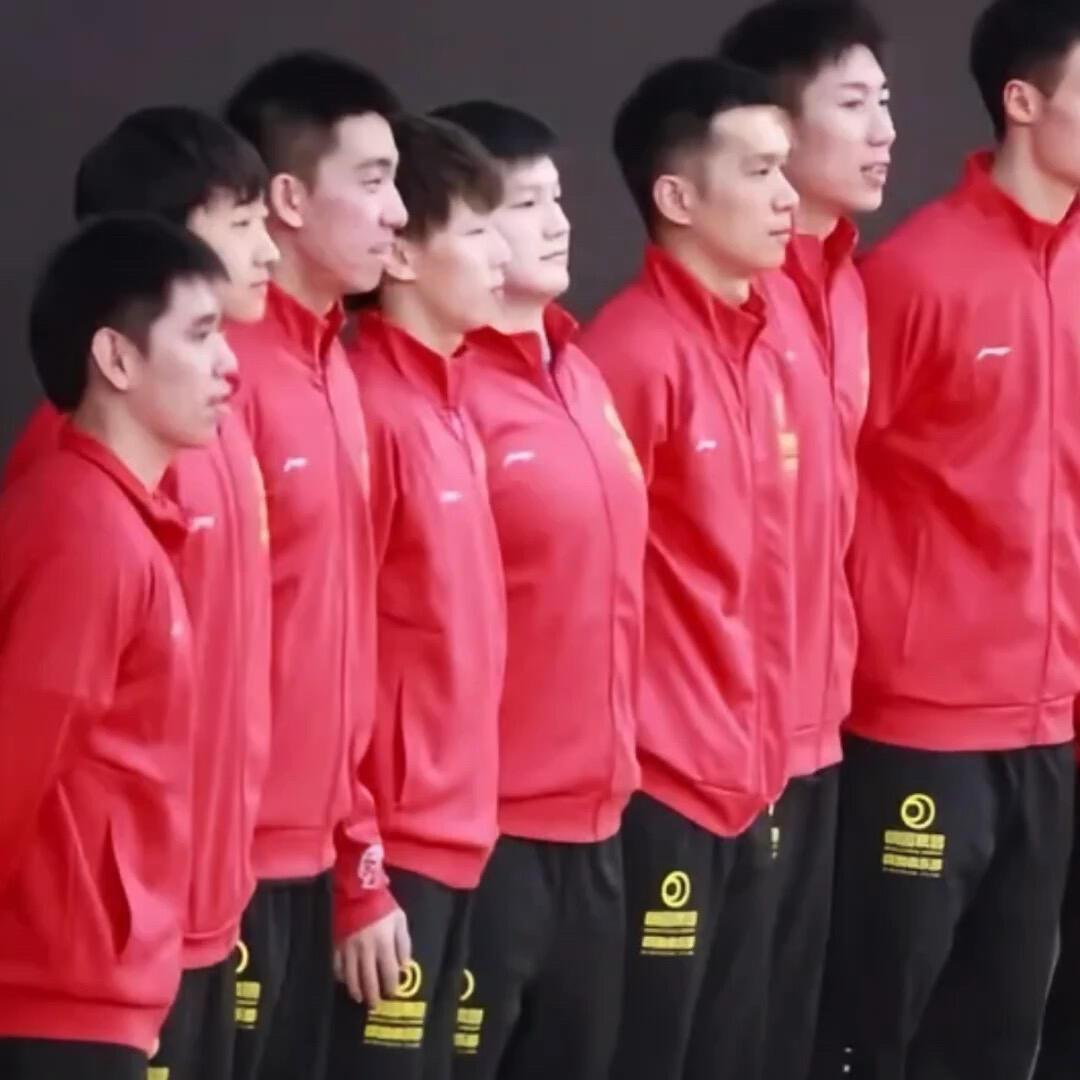 报告老师，有个小孩特别突出！
小胖孩站的真板正，昂首挺胸，板正又自信，孩子爱这样