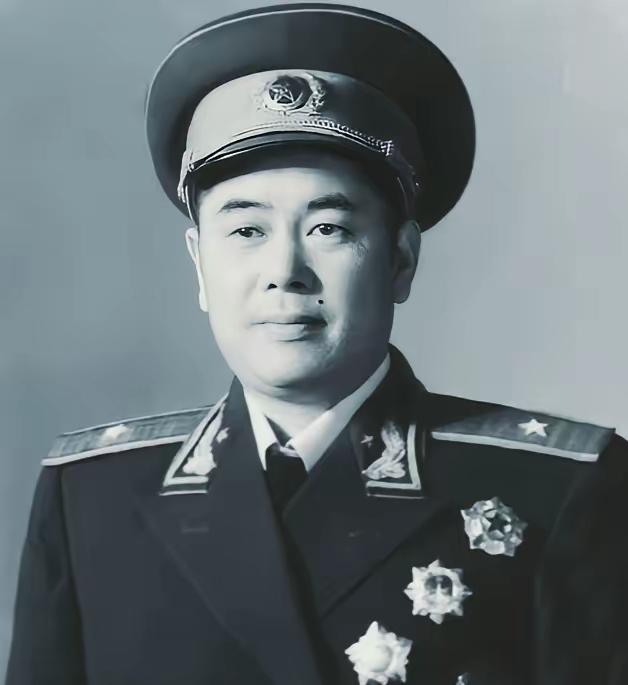 1985年，福州军区被撤，司令员江拥辉远赴北京开会，却发现自己并无新任命。回到福