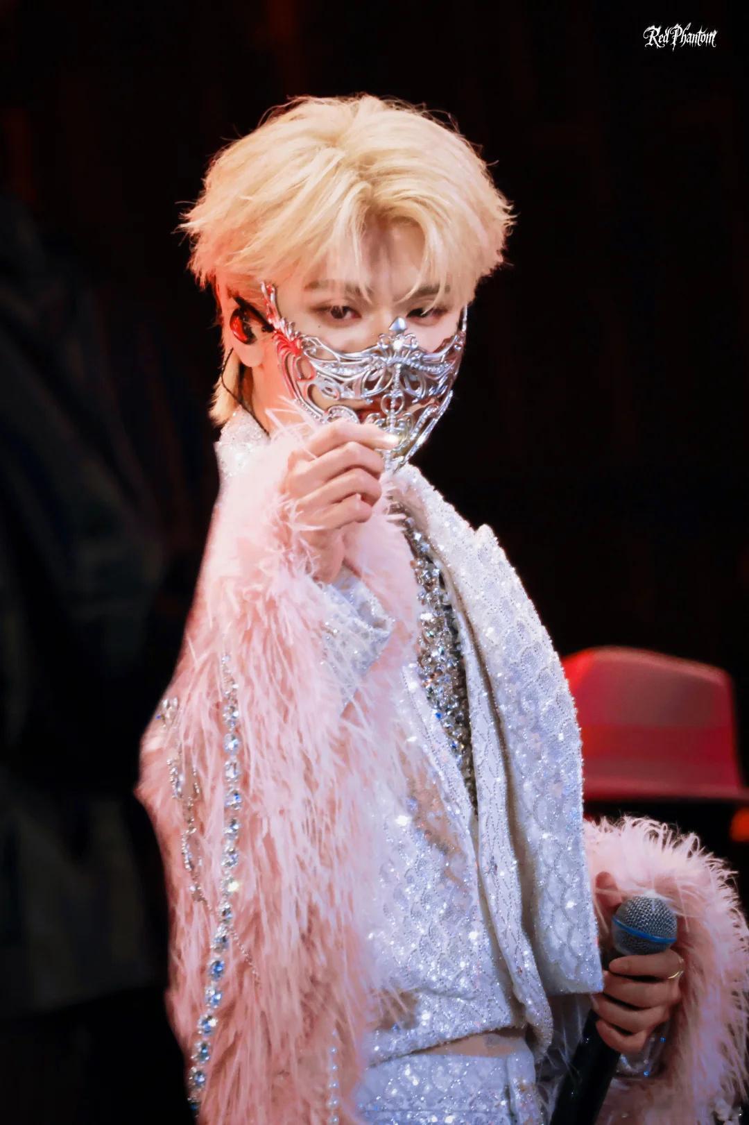 严浩翔金发生图251226严浩翔新音金发壁纸这造型谁看谁不迷糊  谁看谁不会被帅