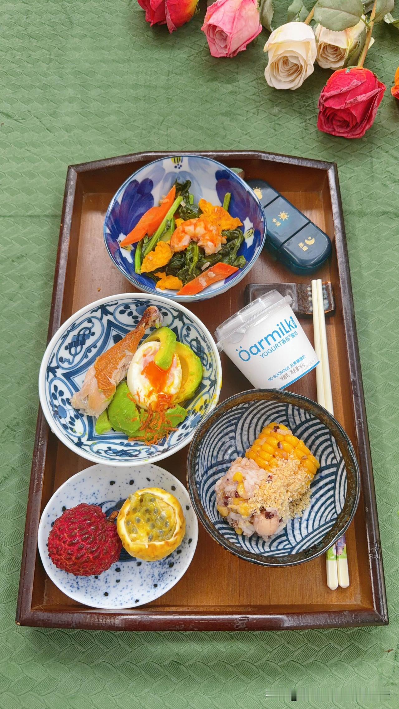 一人食彩虹餐分享。杂豆杂粮藜麦玉米饭撒小麦胚芽。青岛大虾，紫光园烧鸡，鸡蛋。彩虹
