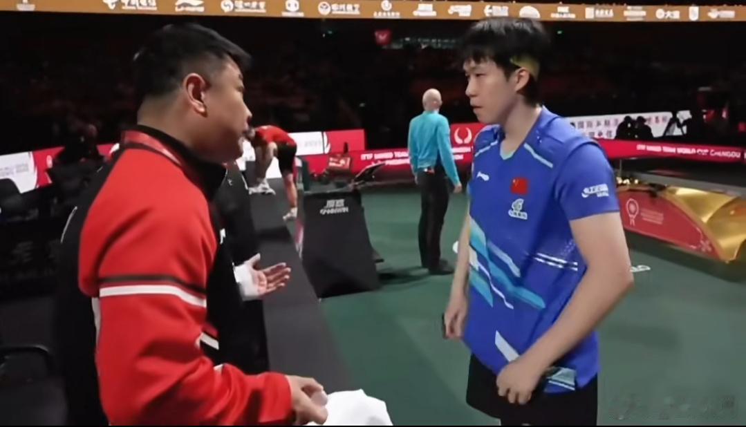 在球迷疯狂的呐喊加油声中，王楚钦越打越急，竟然被弗朗西斯卡打了个2-0，而且第二